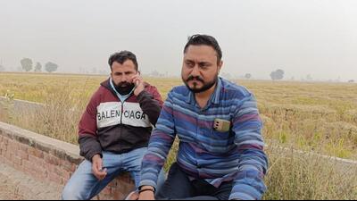 Patwari Sukhdeep Singh (right), who was held hostage by farmers at Jeon Wala village in Kotkapura sub-division of Faridkot district since Thursday afternoon when he went to inspect paddy stubble burning incidents. He was released later on Friday. (HT Photo) Patwari Sukhdeep Singh (right), who was held hostage by farmers at Jeon Wala village in Kotkapura sub-division of Faridkot district since Thursday afternoon when he went to inspect paddy stubble burning incidents. He was released later on Friday. (HT Photo)