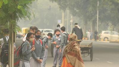 School students wait for a bus in the smog. (Representative image/HT Archive)