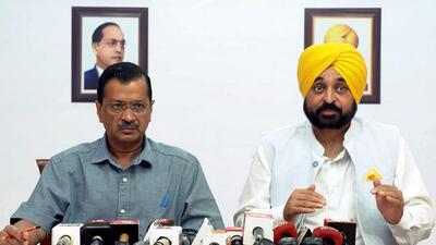 Delhi chief minister and AAP national convener Arvind Kejriwal with his Punjab counterpart Bhagwant Mann addressing a press conference on air pollution in New Delhi on Friday. (PTI Photo) Delhi chief minister and AAP national convener Arvind Kejriwal with his Punjab counterpart Bhagwant Mann addressing a press conference on air pollution in New Delhi on Friday. (PTI Photo)