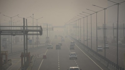 The Delhi-Meerut Expressway witnessed heavy pollution levels in the afternoon, in Ghaziabad, India, on Thursday, November 3, 2022. (HT Photo) The Delhi-Meerut Expressway witnessed heavy pollution levels in the afternoon, in Ghaziabad, India, on Thursday, November 3, 2022. (HT Photo)