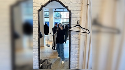 "What sisters do when they have the day together Pose Makeup Shop Repeat… #Girls just wanna have fun," Kareena Kapoor captioned her post. (Instagram/@kareenakapoorkhan) "What sisters do when they have the day together Pose Makeup Shop Repeat… #Girls just wanna have fun," Kareena Kapoor captioned her post. (Instagram/@kareenakapoorkhan)