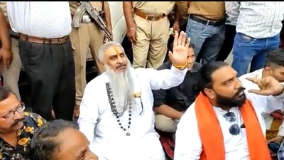 Shiv Sena leader Sudhir Suri during a protest in Amritsar. (Source: Twitter) Shiv Sena leader Sudhir Suri during a protest in Amritsar. (Source: Twitter)
