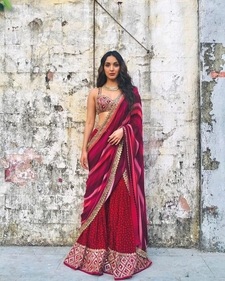 To avoid the inconvenience of wearing a billowing dupatta, Kiara Advani opted to drape it and tuck it at the back of the waist. (Instagram/@Kiaraadvani) To avoid the inconvenience of wearing a billowing dupatta, Kiara Advani opted to drape it and tuck it at the back of the waist. (Instagram/@Kiaraadvani)