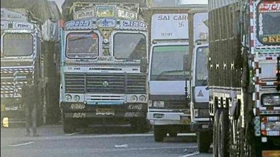 The transport department will send messages to all vehicles which are likely to face the curbs and a challan of ₹20,000 fine will be imposed for the offense (HT Photo)
