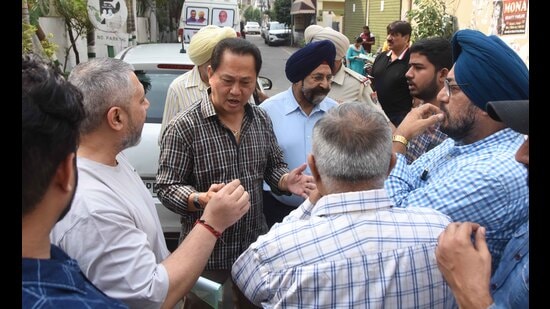 Members of market associations outside MLA Gurpreet Gogi’s office in Ludhiana on Thursday. (HT Photo)