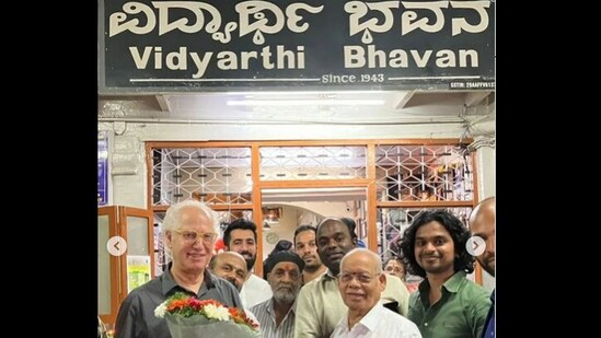 Zev Siegl visits Vidyarthi Bhavan.(Instagram/@vidyarthibhavan)