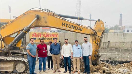 Mayor Balkar Singh Sandhu, along with others officials, at the construction visit site of connecting ramp in Transport Nagar , Ludhiana. (HT PHOTO)