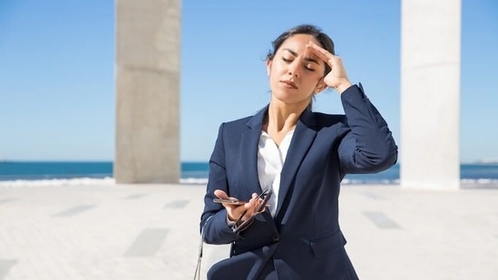 2. Trouble understanding something: With the decrease in the brain volume, the frontal lobe and hippocampus shrink more than other areas. As your cognitive functions do not work as efficiently, you may have difficulty comprehending things. (Freepik)