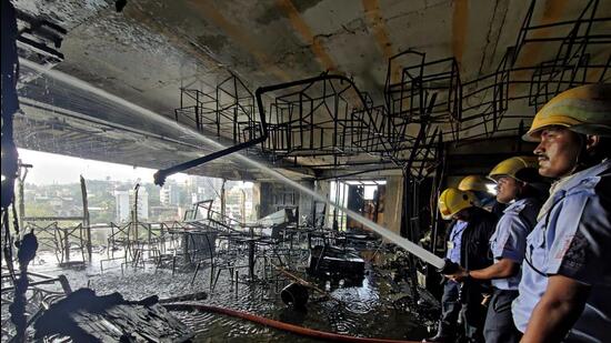 Fire brigade staff in action at restaurant ‘Vegeta’ in Lullanagar area of Pune on Tuesday. (HT FILE PHOTO)