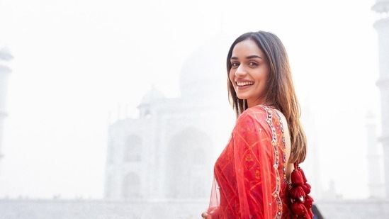 Manushi Chhillar was all smiles as she posed with the Taj Mahal in the backdrop.(Instagram/@manushi_chhillar)