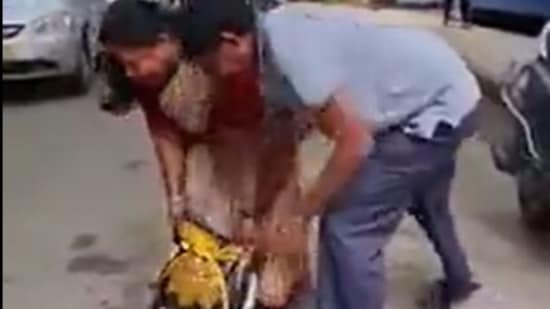 The couple was seen filling up a pothole after the husband went through a 'near-death' accident but escaped unhurt.(Screengrab of Twitter video-@SpeakUpBengalur)