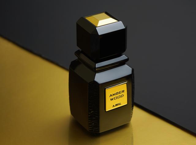 This excellent warm, woody and long lasting fragrance has spicy notes at the start with mellow patchouli, amber and cedar in the base notes. (Amber Wood by Ajmal)