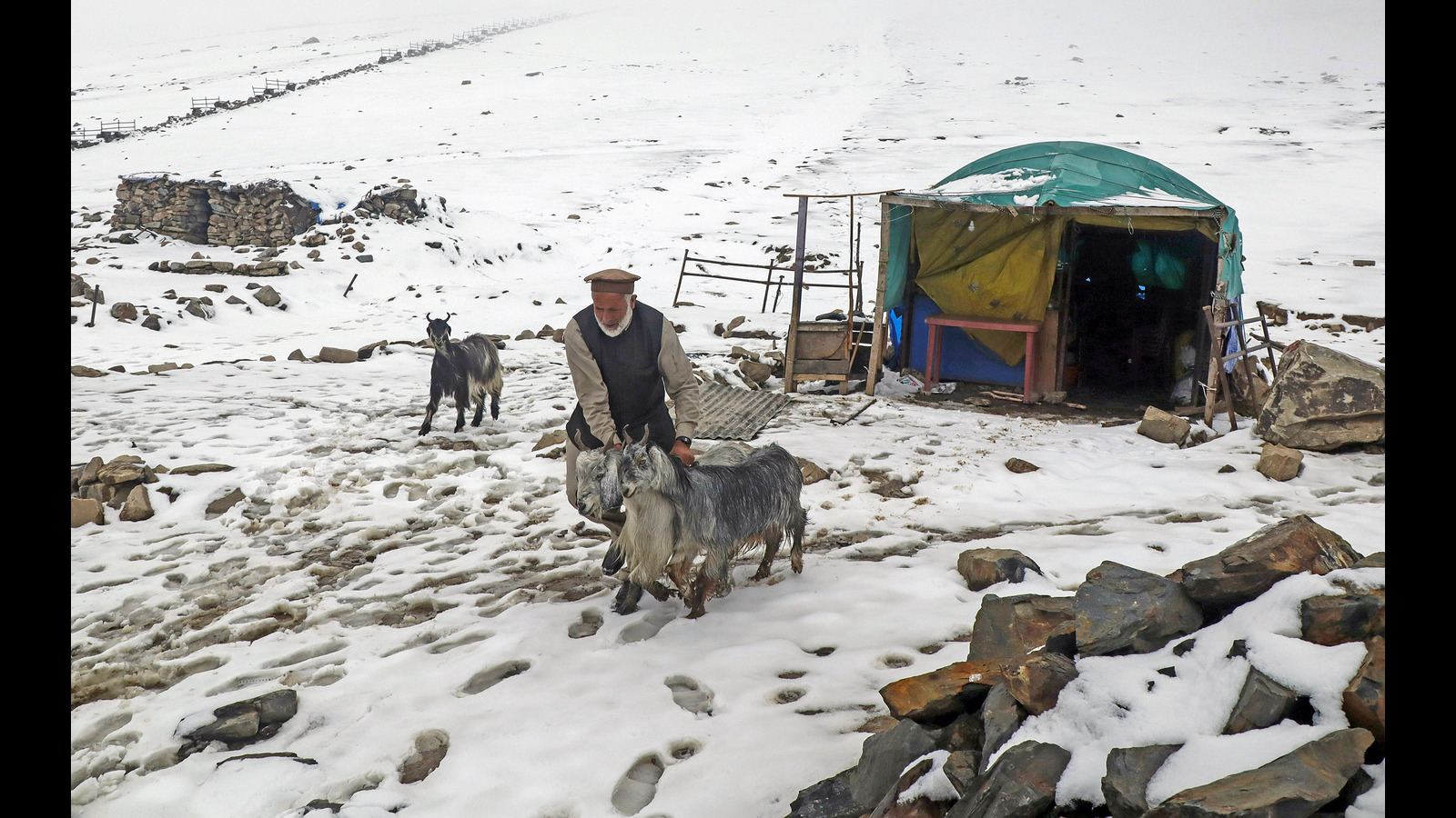 MeT predicts first major snowfall of season in Kashmir Hindustan Times