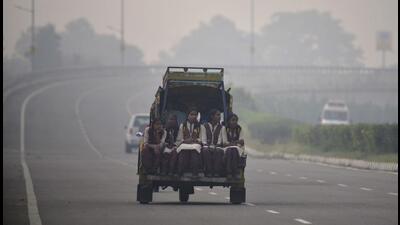 Schoolchildren on their way home on a smoggy evening on the outskirts of Ludhiana on Saturday. (Gurpreet Singh/Hindustan Times) Schoolchildren on their way home on a smoggy evening on the outskirts of Ludhiana on Saturday. (Gurpreet Singh/Hindustan Times)