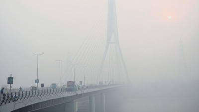 Dense smog at the Signature Bridge in New Delhi on Friday (ANI) (HT_PRINT) Dense smog at the Signature Bridge in New Delhi on Friday (ANI) (HT_PRINT)