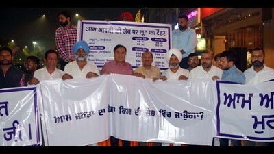 BJP leaders protesting against the AAP at Sarabha Nagar main market on Saturday (Harvinder Singh/HT)