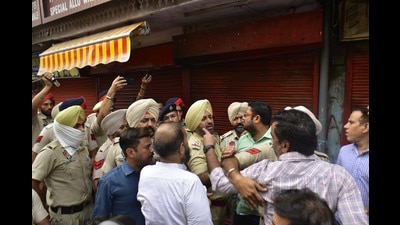 Shiv Sena leaders and workers getting the shops closed on Saturday during Punjab Bandh call given by the right wing Hindu organization in protest against the killing of their leader Sudhir Suri. (Photo by Sameer Sehgal /Hindustan Times) Shiv Sena leaders and workers getting the shops closed on Saturday during Punjab Bandh call given by the right wing Hindu organization in protest against the killing of their leader Sudhir Suri. (Photo by Sameer Sehgal /Hindustan Times)