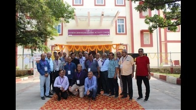 Students of 1982 batch of Indian Institute of Technology BHU organised here on Saturday. (ht photo) Students of 1982 batch of Indian Institute of Technology BHU organised here on Saturday. (ht photo)