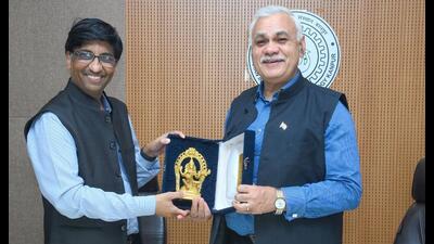 Director, IIT Kanpur, Prof Abhay Karandikar felicitating U.P. chief secretary Durga Shankar Mishra at the inauguration of Indian Governance Summit’ 22 on Saturday. (Sourced) Director, IIT Kanpur, Prof Abhay Karandikar felicitating U.P. chief secretary Durga Shankar Mishra at the inauguration of Indian Governance Summit’ 22 on Saturday. (Sourced)