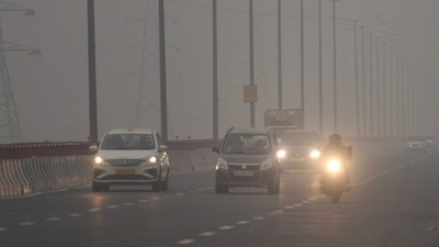 As the air quality index deteriorated to a ‘severe’ category recorded as high as 450, officials advised people against stepping out unless absolutely necessary. (Sunil Ghosh / Hindustan Times) As the air quality index deteriorated to a ‘severe’ category recorded as high as 450, officials advised people against stepping out unless absolutely necessary. (Sunil Ghosh / Hindustan Times)