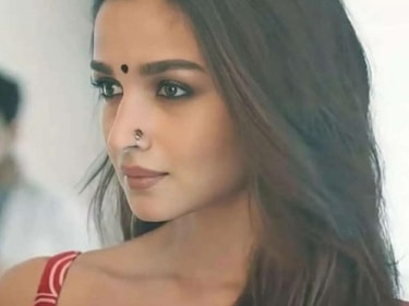 This lovely stud nose pin by Alia is the ideal accessory for you if you prefer to keep things basic and uncomplicated. (Instagram) This lovely stud nose pin by Alia is the ideal accessory for you if you prefer to keep things basic and uncomplicated. (Instagram)