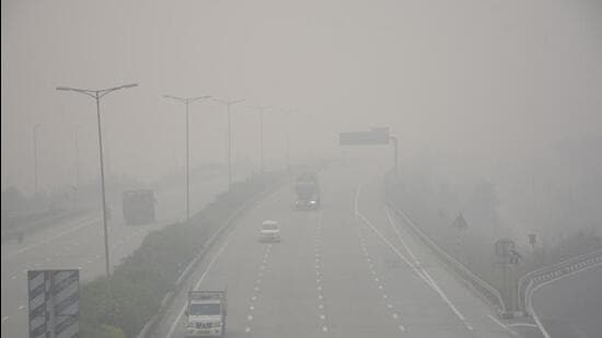 Ghaziabad, India - November 04, 2022: Vehicles ply on Eastern Peripheral Expressway on a smoggy morning in Ghaziabad, India, on Friday, November 04, 2022. (Photo by Sakib Ali /Hindustan Times)