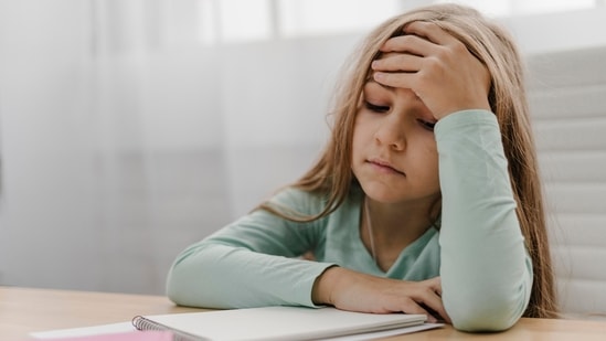 Complaining of headaches or eye pain: Your child may be overexerting their eyes in an effort to increase focus of blurred vision, which is causing pain. (freepik)