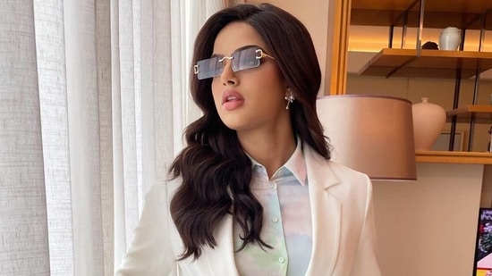 'Queen' Harnaaz Sandhu poses in a classy pantsuit for a new picture. (Instagram)