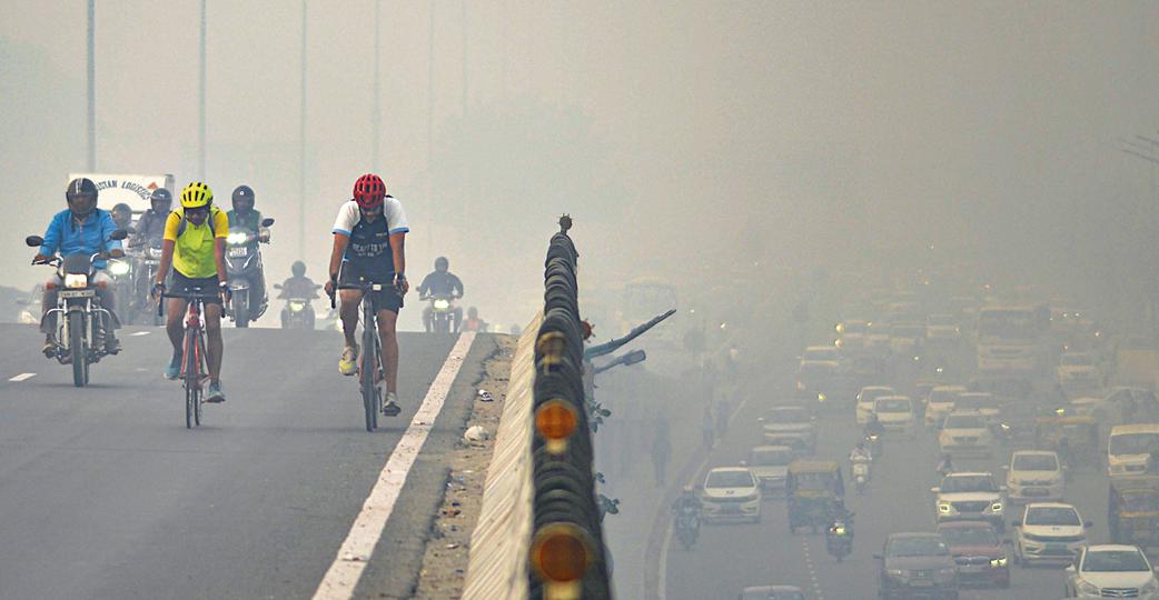 Amid a thick blanket of smog, cyclists in Gurugram try to keep up with their exercise regimen. (Photo: PTI (Photo for representational purposes only)) Amid a thick blanket of smog, cyclists in Gurugram try to keep up with their exercise regimen. (Photo: PTI (Photo for representational purposes only))