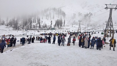 Tourists throng for the Gondala cable-car ride after the upper reaches of Kashmir receive fresh snowfall in Baramulla on Sunday. (ANI) Tourists throng for the Gondala cable-car ride after the upper reaches of Kashmir receive fresh snowfall in Baramulla on Sunday. (ANI)