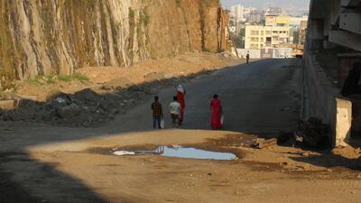 People walking on Service road near Chandani Chowk towards Katraj. (Ravindra Joshi/HT PHOTO) People walking on Service road near Chandani Chowk towards Katraj. (Ravindra Joshi/HT PHOTO)