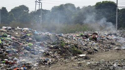 Instead of taking garbage to the designated dump sites, the sweepers can been seen burning waste, including polythene, plastic bottles and other plastic materials, which leads to pollution. (Harvinder Singh/HT)