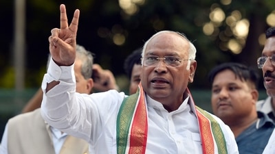 Huge welcome for Kharge in 1st visit to Karnataka after Congress prez polls (HT_PRINT) Huge welcome for Kharge in 1st visit to Karnataka after Congress prez polls (HT_PRINT)