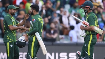 Pakistan players celebrate after the T20 World Cup cricket match against Bangladesh in Adelaide, Australia, Sunday, Nov. 6, 2022. (AP Photo/James Elsby) (AP)