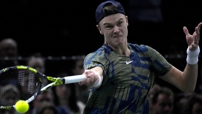 Holger Rune from Denmark returns the ball to Felix Auger-Aliassime of Canada during their semi final match of the Paris Masters tennis tournament at the Accor Arena in Paris, Saturday, Nov. 5, 2022. (AP)