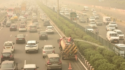 A view of traffic moving under heavy smog in Delhi-NCR. (Photo by Vipin Kumar/ Hindustan Times) A view of traffic moving under heavy smog in Delhi-NCR. (Photo by Vipin Kumar/ Hindustan Times)