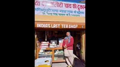 The image shows the shop owner posing with the QR code outside 'India's last tea shop' in Uttarakhand's Mana. (Twitter/@arulmozhi2_O) The image shows the shop owner posing with the QR code outside 'India's last tea shop' in Uttarakhand's Mana. (Twitter/@arulmozhi2_O)