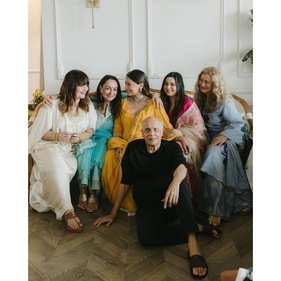 Alia Bhatt poses with her mother Soni Razdan, father Mahesh Bhatt, sisters Pooja Bhatt and Shaheen Bhatt during her baby shower. Alia Bhatt poses with her mother Soni Razdan, father Mahesh Bhatt, sisters Pooja Bhatt and Shaheen Bhatt during her baby shower.