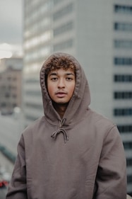 The giant sweatshirt hoodie makes your legs look longer. A cool hip-hop style will be accessible to you. (Unsplash)