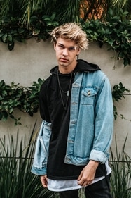 These look great and are comfortable to wear on a cold outing. Jeans and jackets made of denim both look fantastic. (Unsplash)