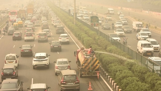 A view of traffic moving under heavy smog in Delhi-NCR.(Photo by Vipin Kumar/ Hindustan Times)