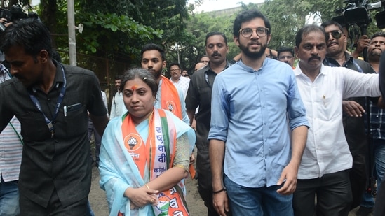 Rutuja Latke with former Maharashtra minister Aaditya Thackeray. ((Photo by Vijay Bate/HT Photo))