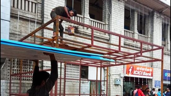 A two-wheeler showroom being built near old heritage building of Pune railway station. (HT PHOTO)