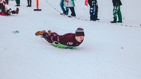  Snow sledding:  భారతదేశంలోని ప్రసిద్ధ శీతాకాలపు క్రీడలలో ఇది కూడా ఒకటి, దీనిని తరచుగా డాగ్-స్లెడ్డింగ్ అని పిలుస్తారు. రోహ్‌తంగ్, నాథాటాప్, ఔలీ,  గుల్‌మార్గ్‌లలో ఐస్ స్లెడ్డింగ్ ఎంజాయ్ చేయవచ్చు. 