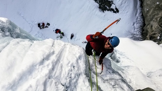 Ice climbing: అత్యంత కఠినమైన, సవాళ్లతో కూడిన అడ్వెంచర్ ఇది.  ప్రమాదం ఉన్నప్పటికీ తగిన జాగ్రత్తలు తీసుకుంటే అధిగమించవచ్చు. ఇది రాక్ క్లైంబింగ్‌ను పోలి ఉన్నప్పటికీ, ఉపరితలం రాతిగా కాకుండా జారే విధంగా ఉంటుంది కాబట్టి మంచు అధిరోహణ చాలా కష్టం. సాహసయాత్రకు బయలుదేరే ముందు, అధిరోహకులు తగిన శిక్షణను పొందాలి,  తగినంత నైపుణ్యాన్ని కలిగి ఉండాలి.