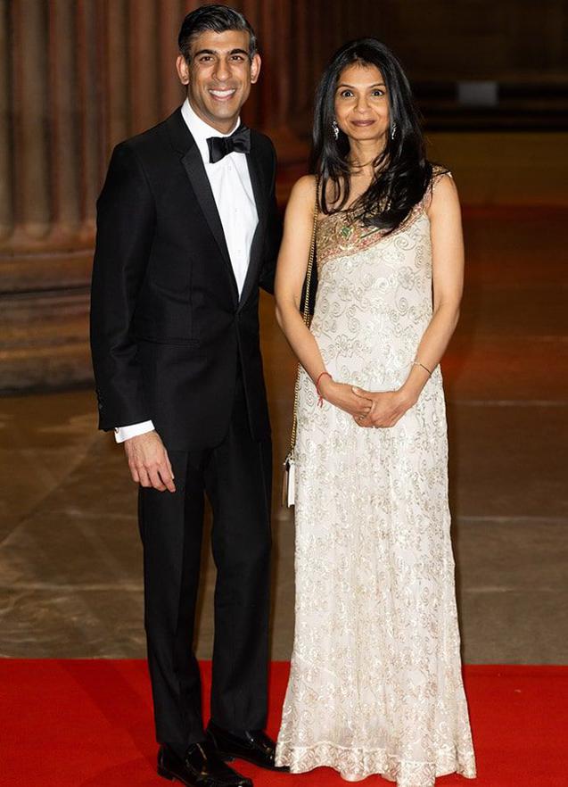 Defining elegance, Rishi opts for a smart black tuxedo and Akshata goes for a white embellished gown (Twitter) Defining elegance, Rishi opts for a smart black tuxedo and Akshata goes for a white embellished gown (Twitter)