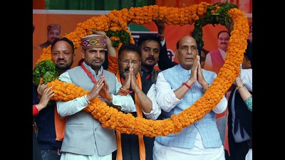 Defence minister Rajnath Singh being garlanded by Bharatiya Janata Party (BJP) leaders during the public meeting for the upcoming Himachal Pradesh assembly elections in Balh Assembly constituency in Mandi on Monday. (ANI) Defence minister Rajnath Singh being garlanded by Bharatiya Janata Party (BJP) leaders during the public meeting for the upcoming Himachal Pradesh assembly elections in Balh Assembly constituency in Mandi on Monday. (ANI)