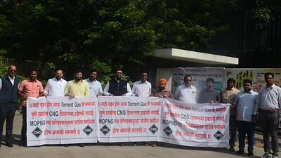 Members of Petrol Dealer Association organised a silent protest and meet Pune district collector Pune Rajesh Deshmukh on Monday. (Shankar Narayan/HT PHOTO) Members of Petrol Dealer Association organised a silent protest and meet Pune district collector Pune Rajesh Deshmukh on Monday. (Shankar Narayan/HT PHOTO)