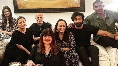 Mahesh Bhatt, Alia Bhatt, Ranbir Kapoor, Soni Razdan, Shaheen Bhatt, Pooja Bhatt and Rahul Bhatt in a family photo. Mahesh Bhatt, Alia Bhatt, Ranbir Kapoor, Soni Razdan, Shaheen Bhatt, Pooja Bhatt and Rahul Bhatt in a family photo.
