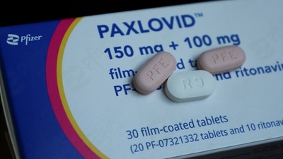 Paxlovid, Pfizer's anti-viral medication to treat the coronavirus disease (COVID-19), is displayed in this picture illustration taken October 7, 2022. A morning and an evening does consists of one white 100-milligram tablet of Ritonavir and two pink 150-milligram tablets of PF-07321332. REUTERS/Wolfgang Rattay/Illustration (REUTERS)